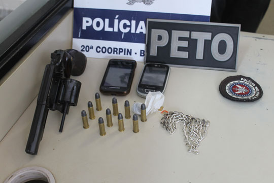Brumado: Dupla suspeita de cometer assaltos é detida com arma de fogo