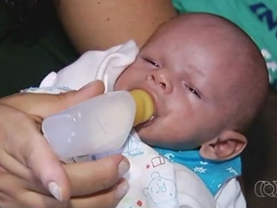 Pais lutam para operar bebê com catarata nos olhos e evitar cegueira