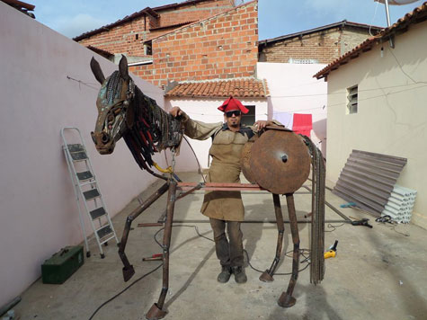 Artista plástico brumadense transforma lixo em luxo