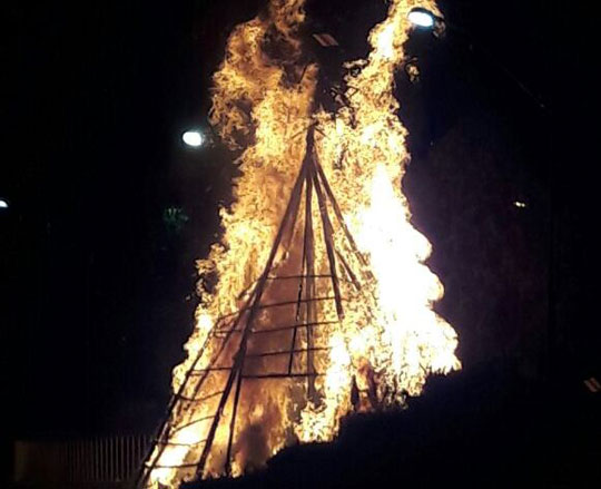 Árvore de Natal pega fogo na Praça da Catedral em Caetité