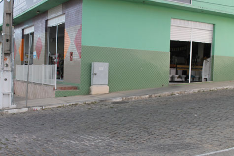 Brumado: Bandidos assaltam padaria e casa de material de construção