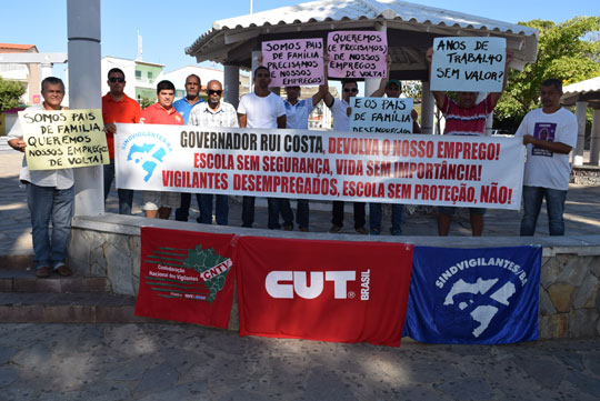 Desempregados, vigilantes protestam em praça pública em Brumado