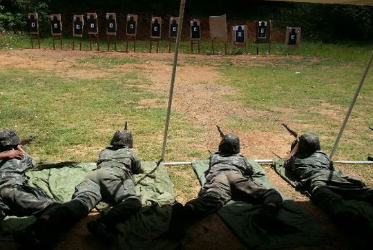 Atiradores do Tiro de Guerra de Brumado realizam tiro de arma portátil na capital