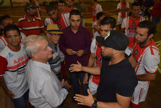 Atletas e dirigentes cobram do secretário de esportes mais atenção com o futsal brumadense