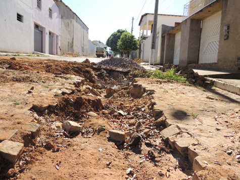 Brumado: Atraso em obra na rede de esgoto causa transtorno no Bairro das Flores