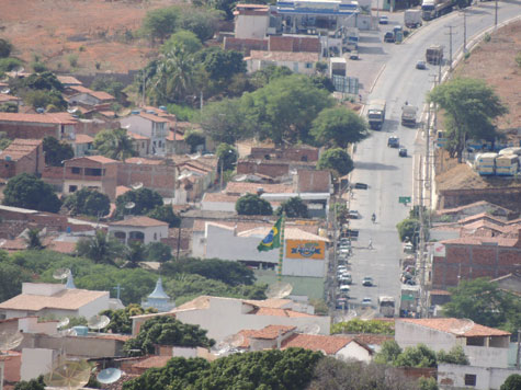 Brumado: Homem assalta lanchonete com faca em posto de combustíveis