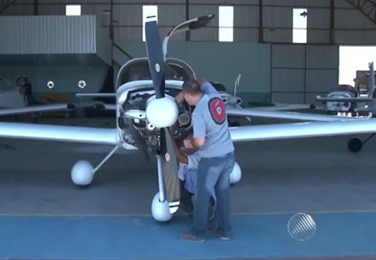 Barreiras: Engenheiro monta próprio avião com projeto achado na internet