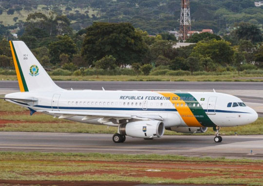 Avião com presidente Dilma Rousseff perde sustentação e cai cerca de 100 metros