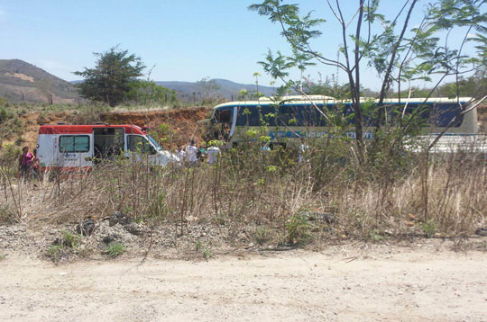 BA-262: Ônibus desvia de ultrapassagem perigosa e bate em barranco