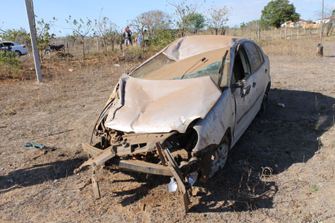 BA-940: Carro estoura pneu e capota em Lagoa Real