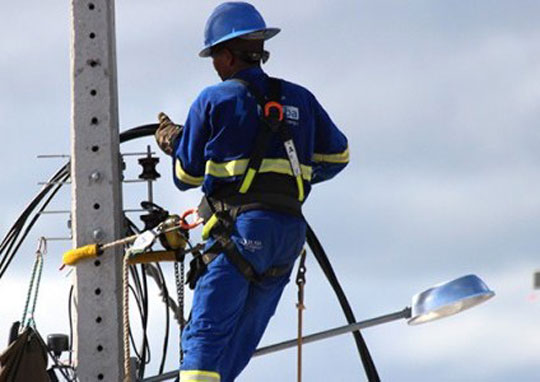 Cortes de luz disparam com alta de tarifa e inadimplência