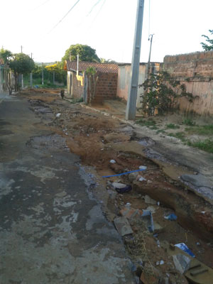 Brumado: Crateras impedem moradores de guardar carros no Bairro Baraúnas