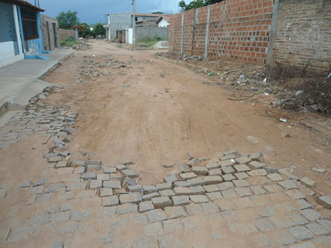 Brumado: Moradores do Bairro Olhos D'água cobram conserto de ruas