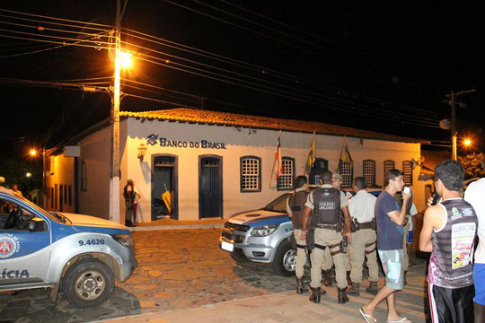 Bandidos fortemente armados explodem agência do Banco do Brasil de Rio de Contas