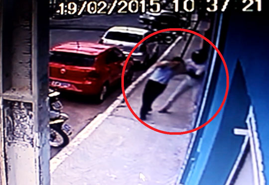 Irritado com assalto frustrado, bandido arrasta mulher pelo cabelo no centro de Brumado
