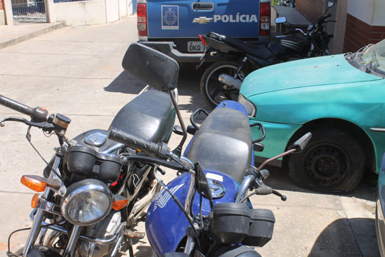 Com medo da polícia, homens abandonam motos em rodovias de acesso a Brumado
