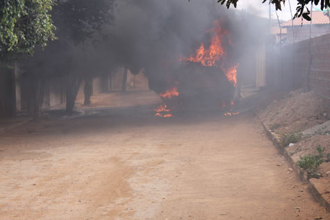 Brumado: Em protesto, bandidos incendeiam ônibus do Programa Caminho da Escola