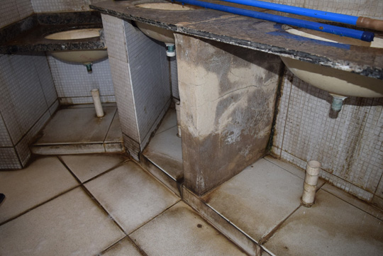Banheiros públicos são depredados e permanecem fechados em Brumado
