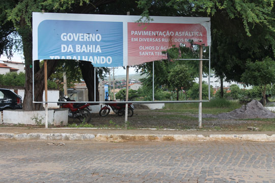Brumado: Revoltados com obras inacabadas, populares atacam banners do governo