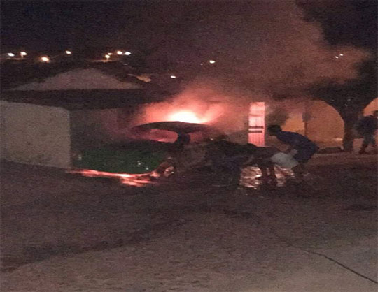 Fusca é incendiado por dois homens em uma motocicleta em Barra da Estiva