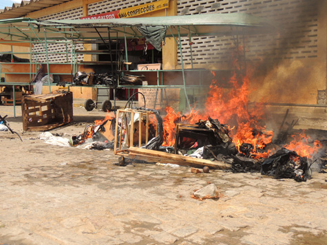 Brumado: Barraca de antiquários pega fogo no Mercado Municipal