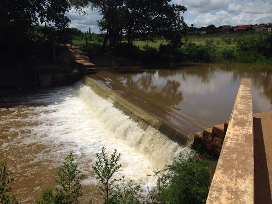 Caculé: Barragem do Comocochico sangra e despeja mais água no Rio do Antônio