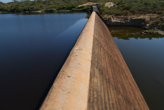 Rio verte sobre a barragem de Jussiape e deve aumentar volume na barragem de Brumado