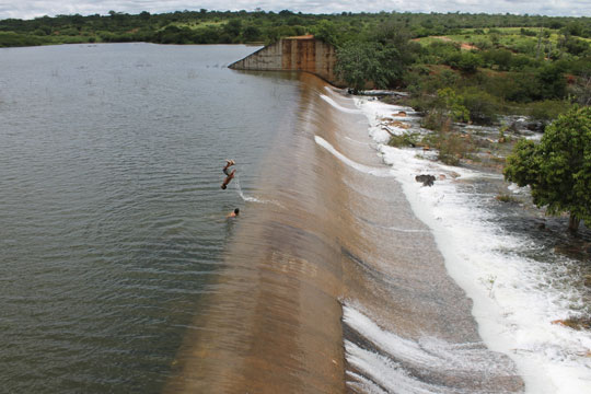 Rio do Antônio enche e volta a sangrar em Brumado