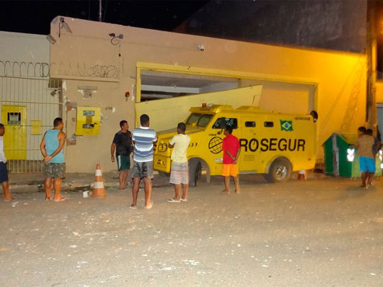 Grupo explode empresa de segurança e troca tiros com polícia em Barreiras