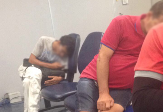 Descaso: Clientes dormem à espera de atendimento no Banco do Brasil em Brumado