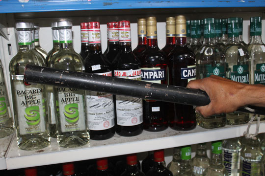 Brumado: Bandido apanha de 'mocinha' ao tentar furtar bebida em mercadinho
