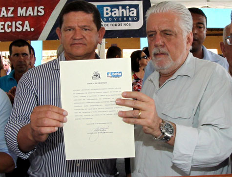 Governador entrega ônibus escolar em Caculé