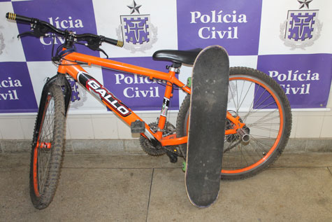 Brumado: Polícia encontra skate e bicicleta furtados escondidos na casa de Valdira