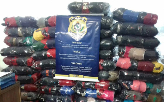 Polícia apreende carga de quase 5 mil bonés falsificados que iria para Caetité