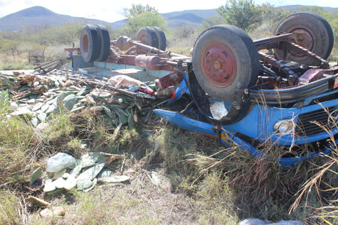 Brumado: Caminhão com palma capota na BR-030 e deixa três irmãos gravemente feridos