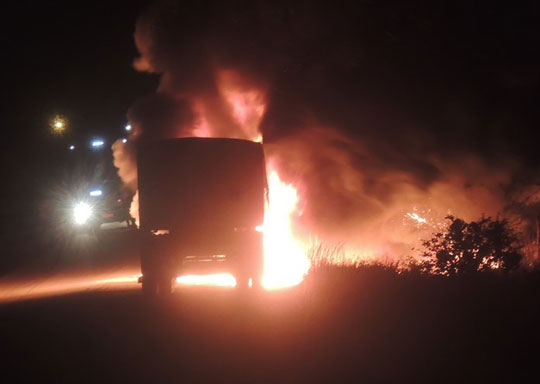BR-030: Carreta é completamente destruída em incêndio entre Brumado e Ibitira