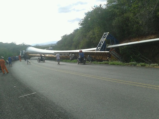 Rio do Antônio: Carreta com torre eólica tomba e interdita trecho da BR-030 no distrito de Ibitira