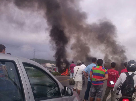 Brumado: Motoristas bloqueiam pista e queimam pneus na rótula da BR-030 e BA-262