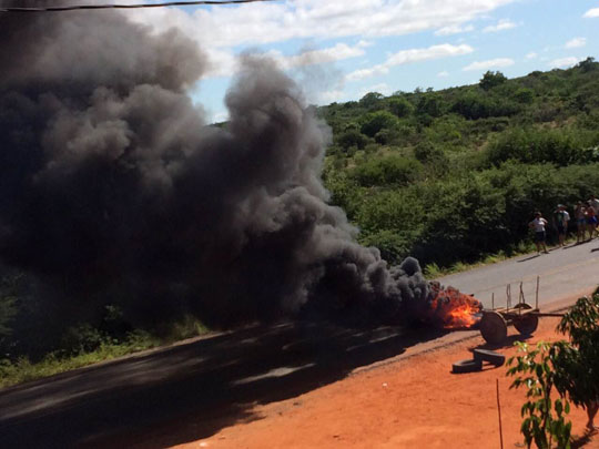 Moradores de Lagoa Real fazem manifestação e interditam BR-030