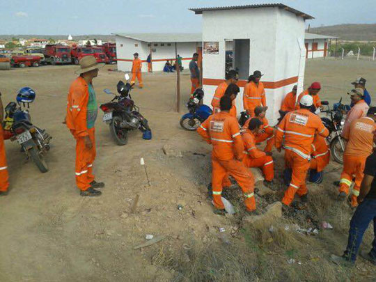 Com salários atrasados, operários param obras de recuperação da BR-030 entre Brumado e Tanhaçu