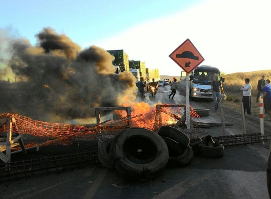 Operários da Fiol interditam trecho da BR-030, entre Caetité e Guanambi