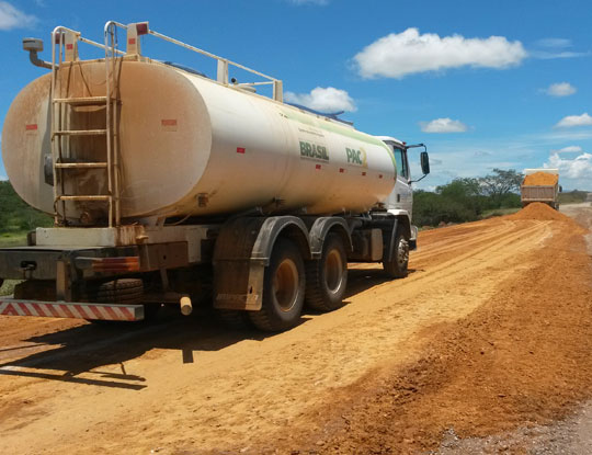 Tanhaçu: Operação tapa-buracos na BR-030, entre Sussuarana e Brumado, continua