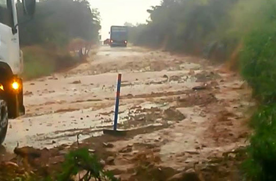 Forte chuva piora as condições de trafegabilidade na BR-430 entre Caetité e Igaporã