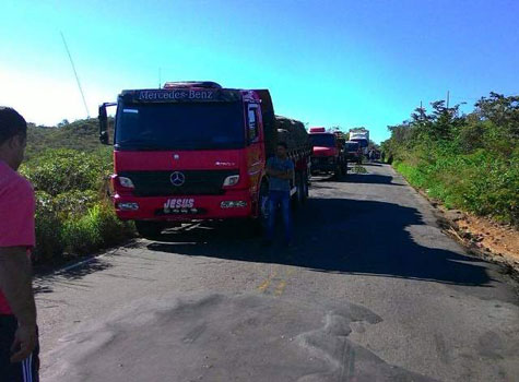 Igaporã: Manifestantes interditam BR-430 e cobram recuperação da rodovia