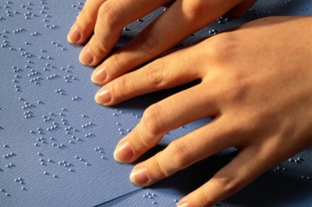 Coelba oferece opção de fatura em Braille para clientes com deficiência visual