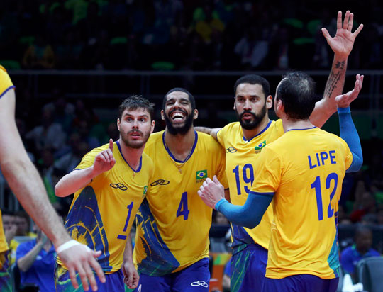 Brasil faz 3 a 0 na Itália e conquista medalha de ouro no vôlei