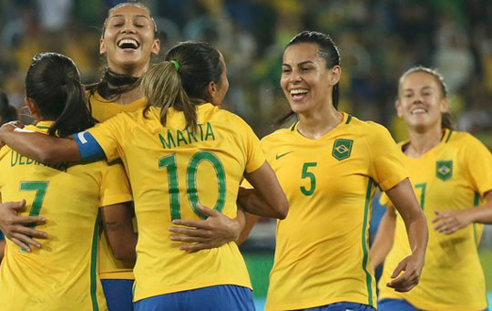 Rio 2016: Brasil goleia Suécia e garante classificação no futebol feminino