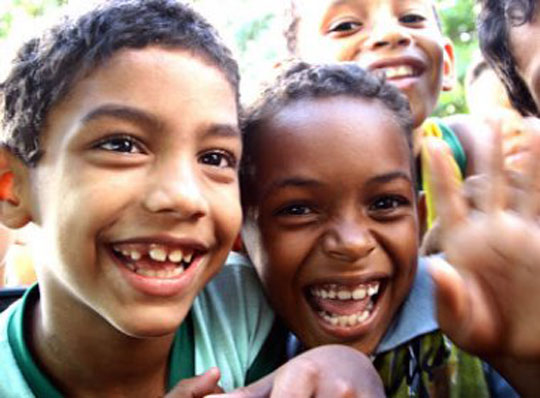 Brasil é o 16º país onde a população é mais feliz no mundo, diz ONU