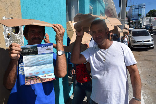 Com papelão sobre as cabeças, brumadenses enfrentam filas e sol forte para quitar o IPTU