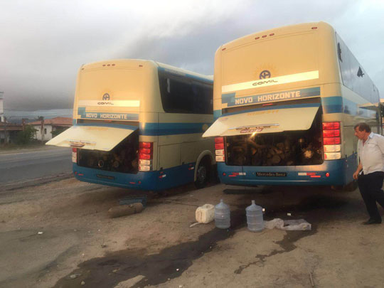 Brumadenses dormem na estrada após ônibus da Novo Horizonte quebrar em Simões Filho